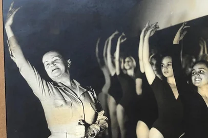 Leonid Streliaev / Divulgação Professora de dança clássica e coreógrafa Marina Fedossejeva retratada pelo fotógrafo Leonid Streliaev para o ensaio fotográfico Caras e Coroas, em Porto Alegre, há 50 anos. <!-- NICAID(16217869) -->