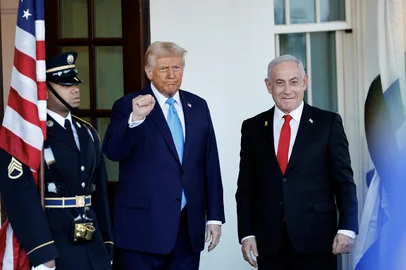 President Trump Meets With Visiting Israeli PM Netanyahu At The White HouseWASHINGTON, DC - FEBRUARY 04: U.S. President Donald Trump greets Israeli Prime Minister Benjamin Netanyahu as he arrives at the White House on February 04, 2025 in Washington, DC. Netanyahu is the first foreign leader to visit Trump since he returned to the White House last month.   Chip Somodevilla/Getty Images/AFP (Photo by CHIP SOMODEVILLA / GETTY IMAGES NORTH AMERICA / Getty Images via AFP)Editoria: POLLocal: WashingtonIndexador: CHIP SOMODEVILLASecao: diplomacyFonte: GETTY IMAGES NORTH AMERICAFotógrafo: CONTRIBUTOR<!-- NICAID(15969210) -->