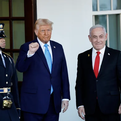 President Trump Meets With Visiting Israeli PM Netanyahu At The White HouseWASHINGTON, DC - FEBRUARY 04: U.S. President Donald Trump greets Israeli Prime Minister Benjamin Netanyahu as he arrives at the White House on February 04, 2025 in Washington, DC. Netanyahu is the first foreign leader to visit Trump since he returned to the White House last month.   Chip Somodevilla/Getty Images/AFP (Photo by CHIP SOMODEVILLA / GETTY IMAGES NORTH AMERICA / Getty Images via AFP)Editoria: POLLocal: WashingtonIndexador: CHIP SOMODEVILLASecao: diplomacyFonte: GETTY IMAGES NORTH AMERICAFotógrafo: CONTRIBUTOR<!-- NICAID(15969210) -->
