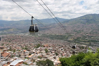 Vista do Metrocable e da cidade de Medellín, Colômbia, a partir do Parque Biblioteca España, no morro de Santo Domingo<!-- NICAID(9934643) -->