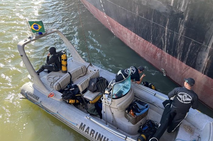 Mergulhadores da Marinha e agentes da PF se uniram para localizar e apreender droga em compartimento submerso do navio