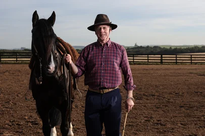 São Lourenço, RS, Brasil – Ginete e treinador de cavalo crioulo, Milton Ivan Pereira Castro, o Seu Milton, oito vezes campeão do Freio de Ouro, é referência na formação de campeões, unindo técnica apurada, tradição e uma relação de cumplicidade com os animais.Indexador: jeff botega<!-- NICAID(16101363) -->