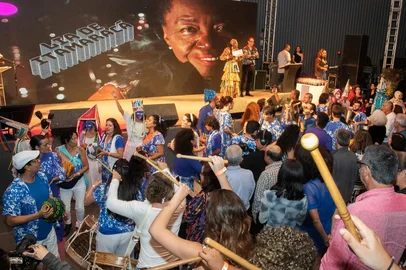 Homenagem a Lia de Itamaracá (no palco com Gustavo Vasconcellos, criador do PPM) no Prêmio Profissionais da Música (PPM), em Brasilia.<!-- NICAID(15450039) -->