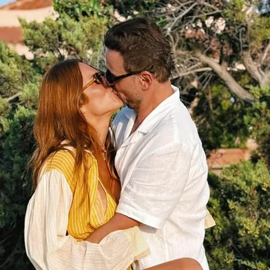 Léo Fuchs, amigo de longa data de Giovanna Ewbank, usou o Instagram no dia 14 de setembro para parabenizar a atriz pelo aniversário. Ele publicou três fotos ao lado dela, acompanhadas de um texto em que declara sua admiração e carinho pela amiga. Mas uma das imagens chamou a atenção dos seguidores: Gio aparece com a perna entrelaçada no amigo enquanto os dois se beijam.<!-- NICAID(16125831) -->