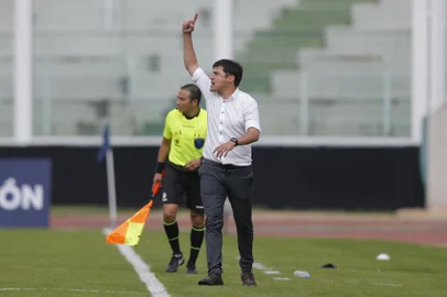 Argentina's Talleres de Cordoba coach Alexander Medina gestures during the Copa Sudamericana football tournament group stage match between Argentina's Talleres and Ecuador's Emelec at the Mario Alberto Kempes Stadium in Cordoba, Argentina, on April 22, 2021. (Photo by DIEGO LIMA / AFP)Editoria: SPOLocal: CórdobaIndexador: DIEGO LIMASecao: soccerFonte: AFPFotógrafo: STR<!-- NICAID(14976223) -->