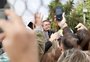 Bolsonaro chega a Porto Alegre e é recebido por simpatizantes no aeroporto Salgado Filho