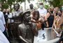 Paulo Gustavo é homenageado com duas estátuas em Niterói
