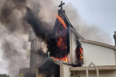 Um incêndio destruiu a Igreja Matriz de Treze de Maio, na região sul de Santa Catarina, na manha deste domingo (11).<!-- NICAID(16385091) -->