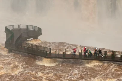 As grades da passarela do lado brasileiro das Cataratas do Iguaçu começaram a ser removidas nesta terça-feira (13), em razão da alta vazão de água. A retirada faz parte do protocolo de segurança, uma vez que a estrutura pode dificultar a passagem da água e de objetos carregados pela correnteza, como galhos e troncos.<!-- NICAID(16386398) -->
