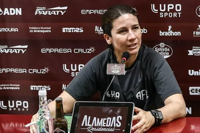 Jéssica de Lima, treinadora ex-Ferroviária, é a mais cotada para assumir o Grêmio. <!-- NICAID(16245850) -->