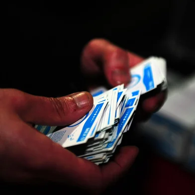 ExhibitionCAXIAS DO SUL, RS, BRASIL, 05/09/2022. Matéria sobre coleciionadores de álbuns de figurinhas. Na foto, Eduardo Oss Carnezella e Antonio Marcos Kunzler (com camisa do Inter), além de colecionar eles também trocam figurinhas. (Porthus Junior/Agência RBS)<!-- NICAID(15197648) -->