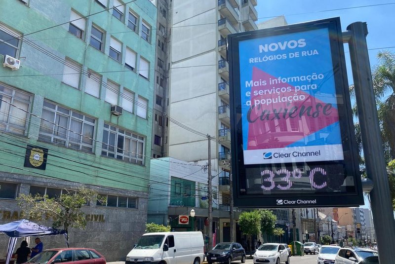 Primeiro relógio digital entra em operação em Caxias do Sul. Equipamento foi instalado na esquina das ruas Sinimbu e Dr. Montaury no sábado (21). Na foto, prefeito, vice-prefeita, secretários e vereadores<!-- NICAID(15575572) -->