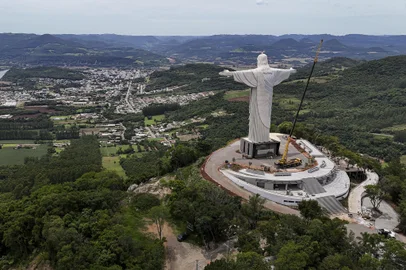 Encantado, RS, Brasil, 25-11-2024: Situacao das obras no monumento Cristo Protetor, em Encantado. A atracao turistica, no Vale do Taquari, deve estar concluida em 2025 e, segundo a prefeitura, ja transforma a cultura do municipio. Foto: Mateus Bruxel / Agencia RBSLocal: EncantadoIndexador: MATEUS BRUXEL<!-- NICAID(15922714) -->