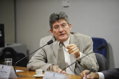 Sala de comissÃµes do Senado Federal durante audiÃªncia pÃºblica com a participaÃ§Ã£o de pesquisadores, com vistas Ã  apresentaÃ§Ã£o de dados e indicadores sobre os homicÃ­dios de jovens nos Ãºltimos anos. Em pronunciamento, representante do nÃºcleo de Cidadania, Conflito e ViolÃªncia Urbana (UFRJ), professor Michel Misse.Foto: Jefferson Rudy/AgÃªncia Senado<!-- NICAID(16101298) -->
