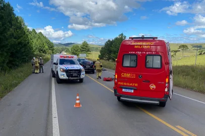 Foi identificado como Ocidio Krummenauer, 64 anos, o homem que morreu em um acidente de trânsito na manhã de domingo (18), na Rota do Sol (RS-453), em São Francisco de Paula. A vítima conduzia um Corsa Classic que colidiu frontalmente com uma Renault Duster, no Km 204, na localidade de Lajeado Grande. O acidente foi registrado por volta de 11h.<!-- NICAID(15683089) -->