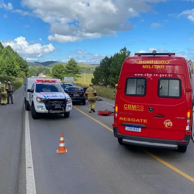 Foi identificado como Ocidio Krummenauer, 64 anos, o homem que morreu em um acidente de trânsito na manhã de domingo (18), na Rota do Sol (RS-453), em São Francisco de Paula. A vítima conduzia um Corsa Classic que colidiu frontalmente com uma Renault Duster, no Km 204, na localidade de Lajeado Grande. O acidente foi registrado por volta de 11h.<!-- NICAID(15683089) -->
