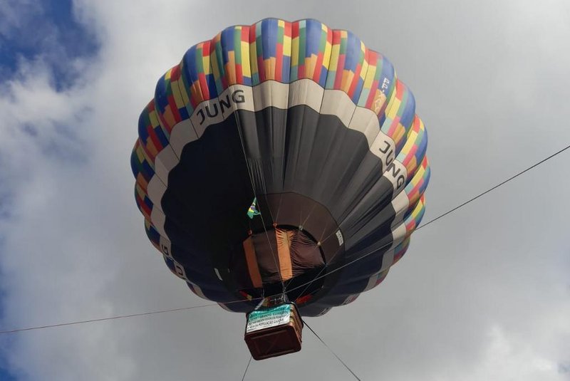 Balão de ar quente é levantado em cima do pátio da Ceasa, em Porto Alegre<!-- NICAID(15493556) -->