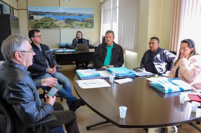 Em reunião que ocorreu na manhã dessa quarta-feira (31/08), foram acertados os últimos detalhes para execução de 28 quilômetros de redes para abastecer a parte urbana e rural do distrito de Santa Lúcia do Piaí. O projeto já estava em estudos pelos técnicos do Serviço Autônomo Municipal de Água e Esgoto (Samae) e foi validado pelo diretor-presidente da autarquia, Gilberto Meletti. Nos próximos dias, equipes do Samae apresentarão a melhoria para as cerca de 150 famílias que serão contempladas com as obras de canalização.<!-- NICAID(15193086) -->