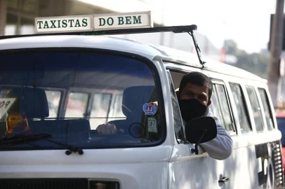 Artur Goulart, 42 anos, criou o grupo “Taxistas do bem”. Eles fazem corridas gratuitas, levam pacientes a centros de dependência química e entregam doações em comunidades carentes. Transformaram uma kombi ano 94/95 na “abençoada”, para as ações gratuitas.Foto: Félix Zucco/Agência RBS<!-- NICAID(14841586) -->