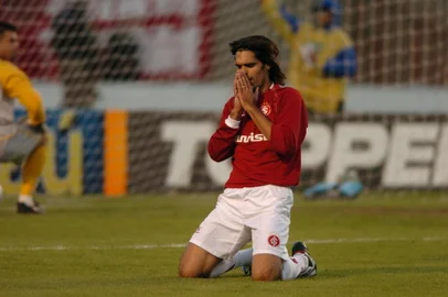 -Fernandão comemora o seu gol, o milésimo  em Grenais.Fernandão se ajoelha e agradece o histórico gol de cabeça.Aos 34 minutos do segundo tempo, o goiano Fernandão sobe sozinho para fazer o segundo gol da vitória de 2 a 0 do Inter e o milésimo da história do clássico Gre-Nal.-OBS CDI: Foto também publicada no Caderno Especial dos 100 anos de Gre-Nal de 18/07/2009.-CRÉDITO: Mauro Vieira, Agência RBS, 10/07/2004<!-- NICAID(1577870) -->