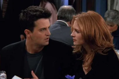 Matthew Perry e Julia Roberts em "Friends"<!-- NICAID(15244906) -->