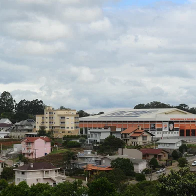 CARLOS BARBOSA, RS, BRASIL, 22/11/2022. + Serra: Com o objetivo de economizar nas despesas com energia elétrica,  a Associação Carlos Barbosa de Futsal (ACBF) instalou placas voltaicas no Centro Municipal de Eventos Sérgio Luiz Guerra em janeiro de 2021. (Bruno Todeschini/Agência RBS)<!-- NICAID(15274710) -->