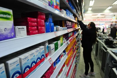 CAXIAS DO SUL, RS, BRASIL, 01/04/2022. Passam a valer nesta sexta-feira (1º) novos valores para cerca de 13 mil apresentações de medicamentos disponíveis no mercado varejista brasileiro, a partir do reajuste anual aprovado em 10,89%. Segundo o Sindicato dos Produtos da Indústria Farmacêutica (Sindusfarma), o reajuste não é automático, nem imediato, uma vez que a concorrência regula os preços, o que também pode fazer com quem, em alguns medicamentos, o aumento sequer seja registrado. (Porthus Junior/Agência RBS)<!-- NICAID(15057293) -->