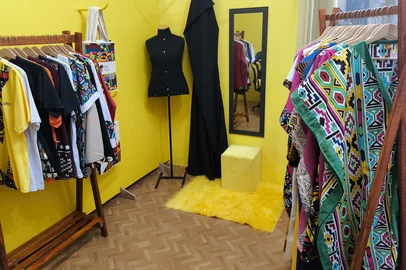 Abriu neste sábado (26), o ateliê NêgaNagô, em Caxias do Sul. A loja fica licalizada na Galeria Atrium (Av. Júlio de Castilhos,1.489, 2° andar). Horário de funcionamento das 9h às 18h, de segunda a sábado. A proprietária é Jaque Daudi.<!-- NICAID(16025257) -->
