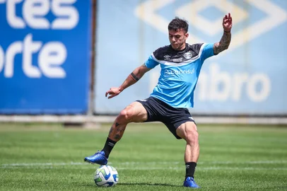 RS - FUTEBOL/ TREINO GREMIO 2023 - ESPORTES - Jogadores do Gremio realizam treino técnico durante a manha desta quinta-feira, no CT Luiz Carvalho, na preparação para a partida valida pelo Campeonato Brasileiro 2023. FOTO: LUCAS UEBEL/GREMIO FBPA<!-- NICAID(15579280) -->