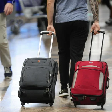 PORTO ALEGRE- RS- BRASIL- 13/05/2019-  Fiscalização das novas regras para bagagens de mãos no Aeroporto Salgado Filho.  FOTO RONALDO BERNARDI/ ZERO HORA.<!-- NICAID(14075781) -->