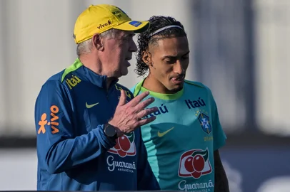 Brazil's Italian coach Carlo Ancelotti (L) chats with Brazil's forward Raphinha during a training session in Sao Paulo, on June 2, 2025, ahead of the FIFA World Cup 2026 qualifier football match against Ecuador on June 5. (Photo by Nelson ALMEIDA / AFP)<!-- NICAID(16055119) -->