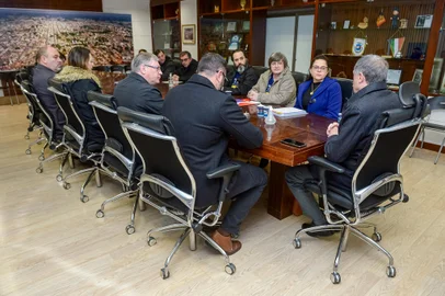 Em dia de paralisação e manifestações, representação do Sindiserv se reúne com representantes da prefeitura de Caxias do Sul para apresentar demandas dos servidores muncipais. Encontro começou às 11h, na sala de reuniões do gabinete do prefeito Adilo Didomenico, no Centro Administrativo Municipal.<!-- NICAID(15179286) -->