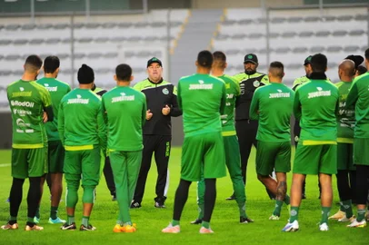 CAXIAS DO SUL, RS, BRASIL, 02/05/2023. Treino do Juventude no estádio Alfredo Jaconi. O Ju está disputando a série B do Campeonato Brasileiro. Na foto, técnico Pintado (no centro, de boné). (Porthus Junior/Agência RBS)<!-- NICAID(15417938) -->