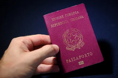 CAXIAS DO SUL, RS, BRASIL, 10/01/2024. Imagens de passaporte para ilustrar matéria sobre Cidadania Italiana. (Bruno Todeschini/Agência RBS)Indexador: BTK<!-- NICAID(15646659) -->