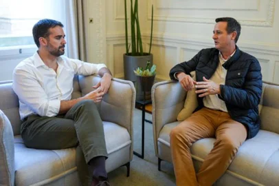 O novo secretário da Agricultura foi anunciado pelo governador Eduardo  Leite em postagem rede social X. Será o ex-deputado e ex-presidente da Emater Clair Kuhn, suplente de deputado pelo MDB.  <!-- NICAID(15793095) -->