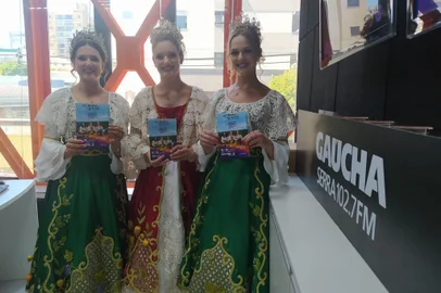Em15ª Feprocol - Em visita à sede do Grupo RBS de Caxias do Sul, no final da manhã desta quinta-feira (2), o trio de soberanas — Aline Marin, Érika Scariot Bernardi e Milena Chiarini — apresentou a programação deste ano que, sobretudo, tem como objetivo oferecer ao visitante uma experiência com o melhor que a cidade oferece. O prefeito Danrlei Pilatti e o vice, Inácio Sonda - presidente desta edição da Feprocol - também integraram a comitiva de divulgação.<!-- NICAID(15338319) -->