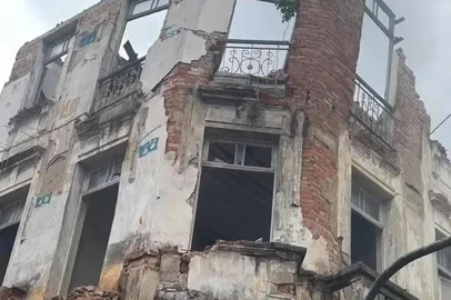 Um sobrado de três andares no centro da cidade do Rio de Janeiro desabou na tarde desta quinta-feira (20). Um homem, que ficou preso dentro de um carro atingido pelos escombros, morreu.De acordo com O Globo, o Corpo de Bombeiros foi acionado às 13h29, e até as 14h, os bombeiros trabalhavam para retirar o homem de dentro do carro. Alguns postes também caíram com o desabamento. <!-- NICAID(15999748) -->