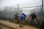 Workers repair the barbed wire wall border fence on the Bulgaria-Turkey border near the village of Lesovo on January 13, 2023. (Photo by Nikolay DOYCHINOV / AFP)<!-- NICAID(15320972) -->