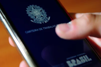 CAXIAS DO SUL, RS, BRASIL, 15/02/2023. Pagamento de indenizações para trabalhadores em Caxias do Sul sobe 40% em 2022. Em 2021, valor total foi de R$ 158 milhões, enquanto no ano passado foi de R$ 219 milhões. Na foto, aplicativo da Carteira Digital de Trabalho junto com um óculos de proteção (EPI). (Porthus Junior/Agência RBS)<!-- NICAID(15350841) -->
