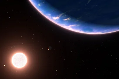 Este é um conceito artístico do exoplaneta GJ 9827d, o menor exoplaneta onde vapor de água foi detectado na atmosfera. O planeta poderia ser um exemplo de planetas potenciais com atmosferas ricas em água em outras partes da nossa galáxia. Com apenas cerca de duas vezes o diâmetro da Terra, o planeta orbita a estrela anã vermelha GJ 9827. Dois planetas internos no sistema estão à esquerda. As estrelas de fundo são plotadas como seriam vistas a olho nu olhando para o nosso Sol. O Sol é muito fraco para ser visto. A estrela azul no canto superior direito é Regulus; a estrela amarela no centro inferior é Denebola; e a estrela azul no canto inferior direito é Spica. A constelação de Leo está à esquerda, e Virgo está à direita. Ambas as constelações são distorcidas da nossa visão da Terra a 97 anos-luz de distância.<!-- NICAID(15890795) -->