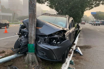Carro bate em poste devido a neblina na Avenida Loureiro da Silva<!-- NICAID(16057927) -->