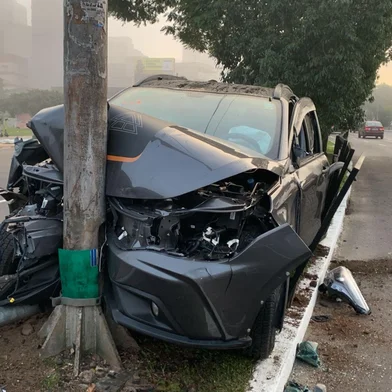 Carro bate em poste devido a neblina na Avenida Loureiro da Silva<!-- NICAID(16057927) -->