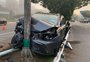 Motorista colide com poste na Avenida Loureiro da Silva, em Porto Alegre