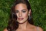 Grávida de gêmeos, Ashley Graham publica foto da barriga e exalta suas estrias: "Árvore da vida"