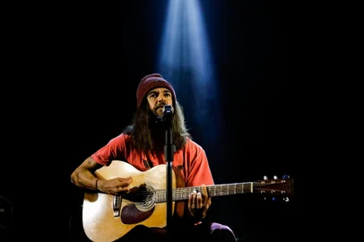 PORTO ALEGRE, RS, BRASIL, 26.10.2022: Evento de lançamento Planeta Atlantida 2023 com o show de Armandinho, atracão confirmada no festival. Foto: Camila Hermes/Agencia RBS<!-- NICAID(15246971) -->