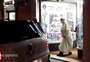 Papa surpreende ao visitar loja de discos no centro de Roma