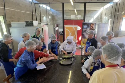 Oficina de pão de queijo e grostoli à base de erva-mate na Festa do Pão de Ilópolis, no RS.<!-- NICAID(16154906) -->