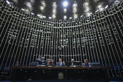 PlenÃ¡rio do Senado Federal durante sessÃ£o deliberativa ordinÃ¡ria. Ordem do dia. Na pauta,  discussÃ£o da  proposta de emenda Ã  ConstituiÃ§Ã£o  que acaba com a escala 6x1 â seis dias de trabalho e um de repouso ( PEC 221/2019). O texto reduz a jornada laboral de 44 para 40 horas semanais, que podem ser cumpridas em cinco dias de oito horas diÃ¡rias com repouso semanal remunerado de dois dias. A proposta estabelece dois dias de repouso, um deles preferencialmente aos domingos, sem reduÃ§Ã£o salarial.Mesa: lÃ­der do governo no Senado Federal, senadora Teresa LeitÃ£o (PT-PE);lÃ­der do governo no Congresso Nacional, senador Randolfe Rodrigues (PT-AP);presidente do Senado Federal, senador Davi Alcolumbre (UniÃ£o-AP); secretÃ¡rio-geral da Mesa do Senado Federal, Danilo Augusto Barboza de Aguiar;senador Veneziano Vital do RÃªgo (MDB-PB).Foto: Ton Molina/AgÃªncia Senado<!-- NICAID(16381618) -->