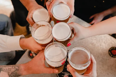 Coluna da Sara Bodowsky em Donna - Dado BierA dica para o fíndi é fazer aquela limpa no guarda-roupas, separar tudo que está em bom estado, entre agasalhos e cobertores, e levar para o Food Hall Dado Bier (Av. Túlio de Rose, 80 - o d'Areia).<!-- NICAID(15117611) -->