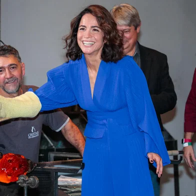 No dia 18 de agosto de 2023, a atriz brasileira Alice Braga recebeu o troféu Kikito de Cristal, durante a realização do 51º Festival de Cinema de Gramado. O troféu foi entregue por Julia Barth.A estatueta que Alice recebe foi fabricada com a ajuda da atriz chilena Paulina Garcia, que recebeu a honraria em 2022.É tradição nesta premiação que o artista agraciado com o Kikito de Cristal ajude na elaboração da estátua a ser entregue na edição seguinte.FOTO: Alice Braga ajudando a confeccionar a estatueta Kikito de Crista, em 2023. Na edição de 2024, esta estatueta será entregue a Mariëtte Rissenbeek, diretora executiva do Festival de Berlin, de 2019 a 2024, sendo a primeira mulher a assumir o cargo.<!-- NICAID(15834038) -->